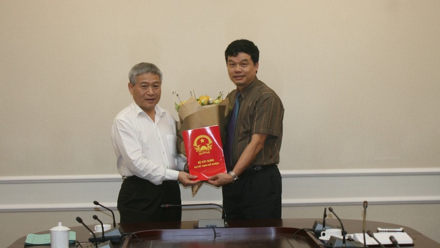 Thứ trưởng Kl99 nổ hũ Bùi Phạm Khánh trao quyết định bổ nhiệm Vụ trưởng Vụ Vật liệu xây dựng cho ông Phạm Văn Bắc.