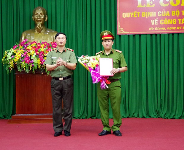 Thiếu tướng Bùi Minh Giám, Phó Tổng cục trưởng Tổng cục Kl991.com tải ứng dụng Công an nhân dân trao quyết định và tặng hoa chúc mừng Thượng tá  Lục Thế Hưng, tân phó giám đốc Công an tỉnh Hà Giang