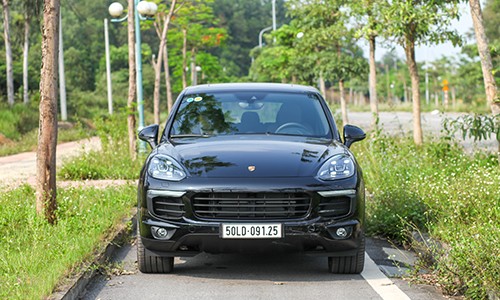 Cayenne phiên bản Platinum mâm 21 inch, đèn pha Bi-xenon. 

