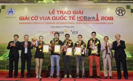 Mareco (thứ tư từ trái sang) lần đầu vô địch. Ảnh: Xuân Bình.