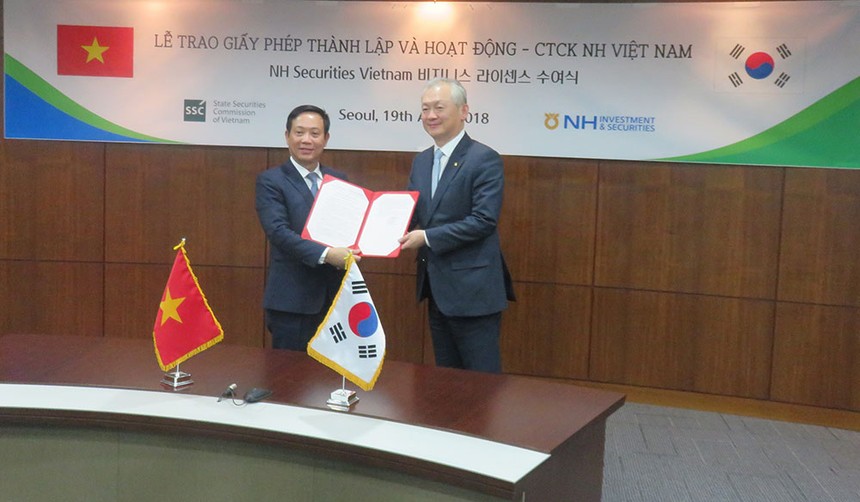 Ông Trần Văn Dũng, Chủ tịch UBCK trao giấy phép hoạt động cho Công ty 99Kl99 link đăng nhập NH Việt Nam.