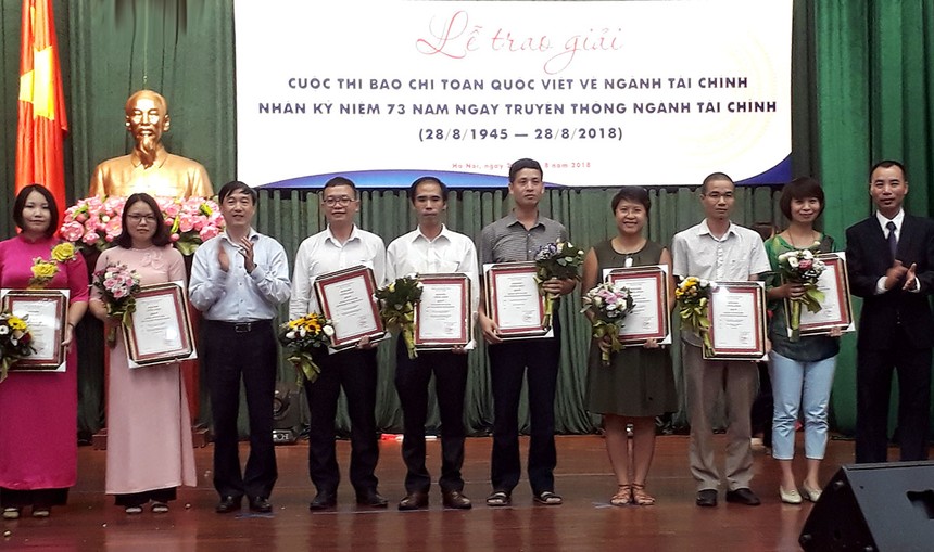 Phóng viên Hữu Hòe (thứ 5 từ phải qua) nhận nhận giải C với chùm bài viết: “Chuyện Kl991.com World Cup 2026 Chính Thức lên sàn, đừng để lời hứa gió bay” 