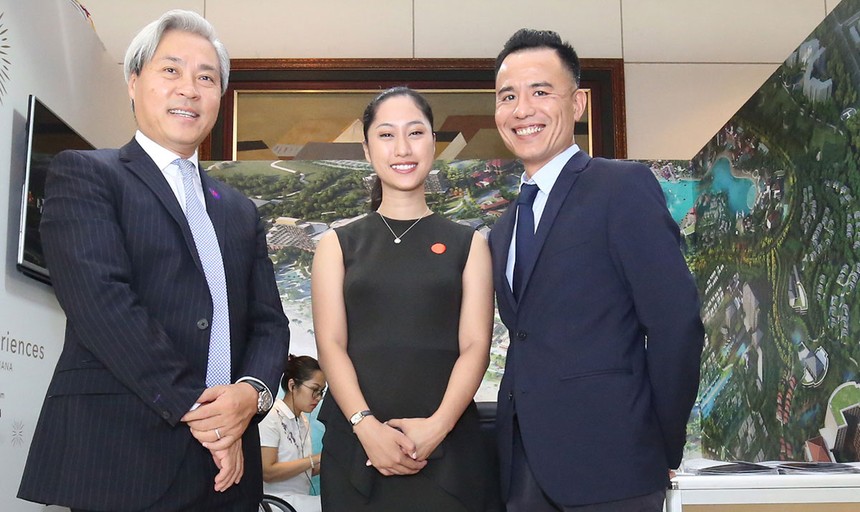 Ông Don Lam (bên trái) cùng các khách mời bên lề Hội nghị Tổng kết 30 năm Kl999.com bắn cá đổi thưởng