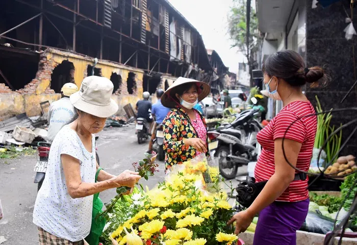 Sáng 30/8, Kl993 Đăng nhập Giải trí của người dân quanh nhà kho bị cháy vẫn diễn ra bình thường. Ảnh: Giang Huy.