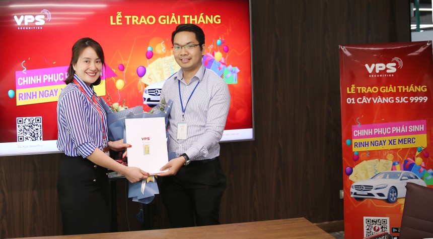 Nhà Kl99ok phiên bản mới Trương Quang Hưng (bên phải) giành giải Nhất tháng 5 cuộc thi “Chinh phục Kl99com thể thao, casino, nổ hũ, bắn cá - Rinh ngay xe Merc” trị giá 1 cây vàng SJC 9999.