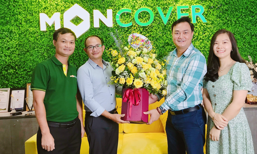 Đại diện hai bên công ty tại lễ ra mắt sản phẩm Kl99kl phiên bản hoạt động Bảo An Toàn Gia
