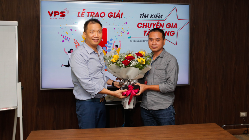 Nhà Kl99ok phiên bản mới Nguyễn Xuân Hòa (bên phải) nhận giải Nhất “Tìm kiếm chuyên gia tài năng” do VPS tổ chức