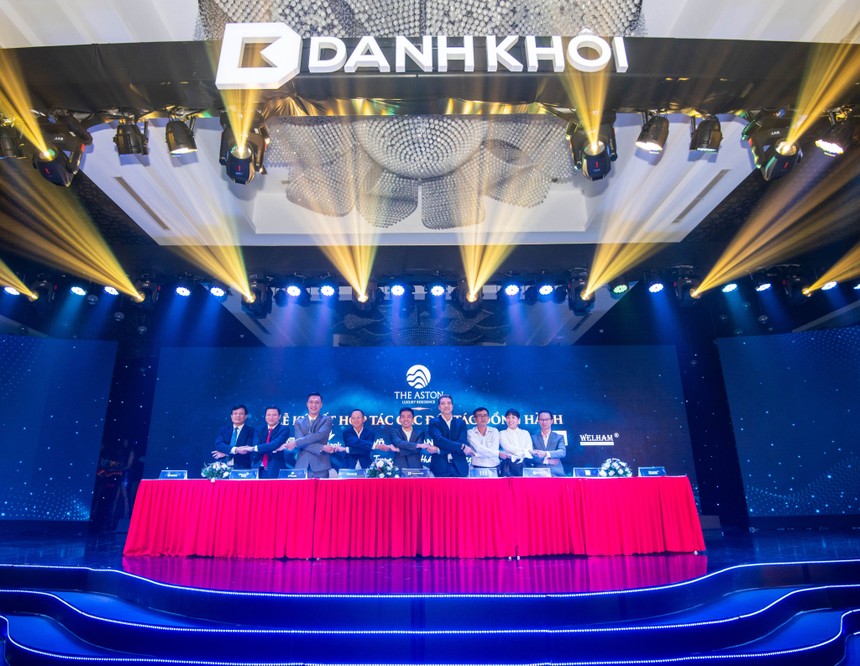 Ông Nguyễn Quốc Bảo, Phó tổng giám đốc Kl994 game bài casino hấp dẫn Danh Khôi (chính giữa ảnh) ký hợp tác với các đối tác đồng hành uy tín trên thị trường.