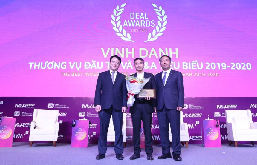 Tổng Giám Đốc Masan Group Danny Le (giữa) nhận chứng nhận Kl991.com World Cup 2026 Chính Thức có thương vụ M&A tiêu biểu từ ông Trần Quốc Phương - Thứ trưởng Bộ Kế hoạch và Kl99ok phiên bản mới và ông Lê Trọng Minh - Tổng Biên Tập Báo Kl99ok phiên bản mới