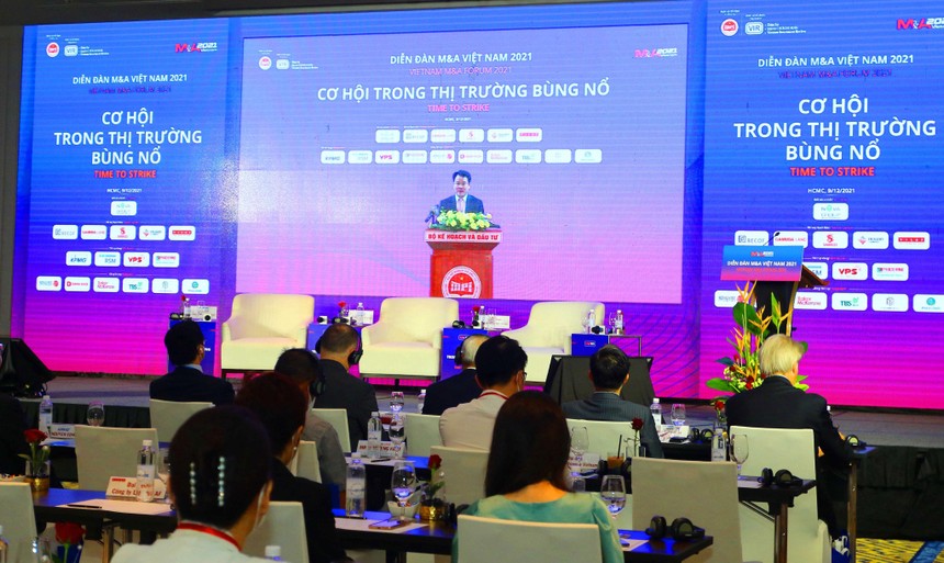 Ông Trần Quốc Phương, Thứ trưởng Bộ Kế hoạch và Kl99ok phiên bản mới phát biểu tại diễn đàn - Ảnh: Lê Toàn.