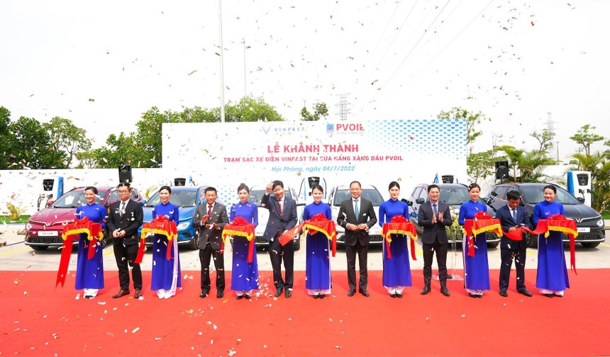 Lãnh đạo PVOIL và Vinfast cắt băng khánh thành trạm sạc xe điện Vinfast tại Cửa hàng KL99 dịch vụ hỗ trợ 24/7 PVOIL