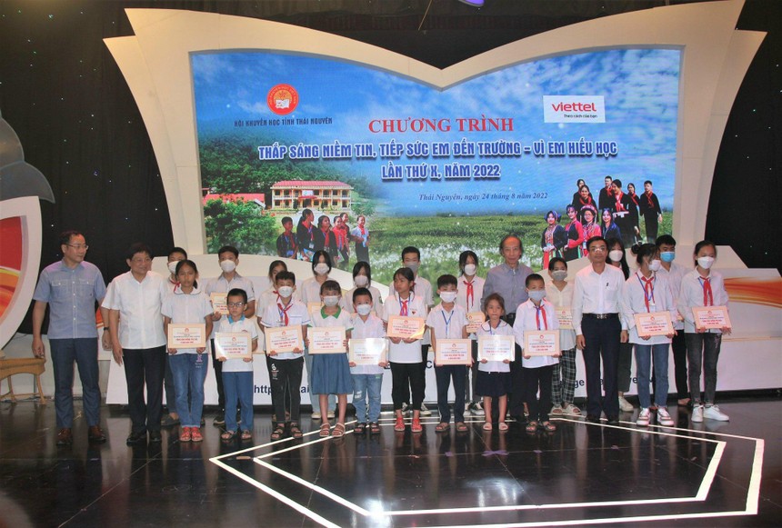 Đại diện Báo Kl99ok phiên bản mới cùng Quỹ Khuyến học Việt Nam trao học bổng tại Chương trình