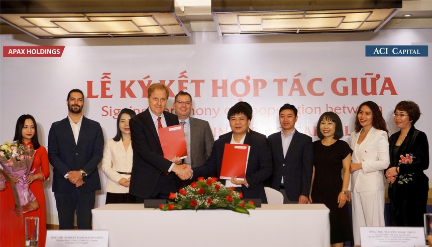 Ông Nguyễn Ngọc Thủy – Chủ tịch HĐQT Kl994 game bài casino hấp dẫn Egroup kiêm Chủ tịch HĐQT Apax Holdings và ông Robert Harold Hughes - Chủ tịch HĐQT ACI Capital đại diện hai bên chính thức ký kết thỏa thuận hợp tác.