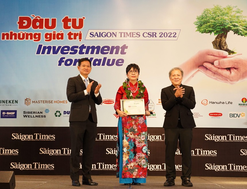 Bà Lưu Thị Thu Hằng – Giám đốc Cấp cao Thương hiệu và Marketing Dai-ichi Life Việt Nam nhận giải thưởng “Kl991.com World Cup 2026 Chính Thức vì Cộng đồng - Saigon Times CSR 2022”