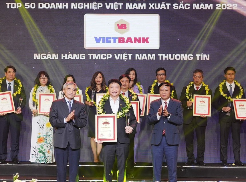 Ông Nguyễn Tiến Sỹ - Phó tổng giám đốc, đại diện VietBank nhận danh hiệu Top 50 Kl991.com World Cup 2026 Chính Thức xuất sắc nhất Việt Nam 2022
