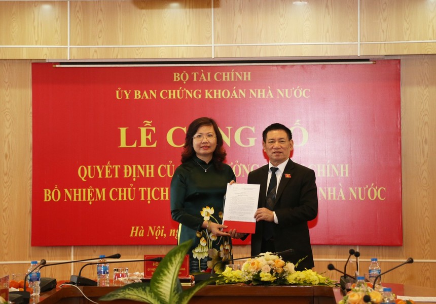 Bộ trưởng Bộ Kl991.com nạp rút nhanh Hồ Đức Phớc trao quyết định bổ nhiệm Chủ tịch Ủy ban 99Kl99 link đăng nhập 99Kl99 trực tiếp đá gà đối với bà Vũ Thị Chân Phương.