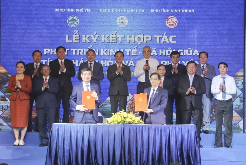 Lãnh đạo tỉnh Khánh Hòa và Phú Yên ký kết hợp tác hợp tác phát triển Kl992 cổng game cá cược - Trang Chủ KL99Com Số 1 Link Đăng Ký KL999 giai đoạn 2024 - 2025, định hướng đến năm 2030. Ảnh: Đ.L.