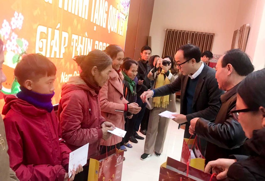 Ông Đặng Tuấn Khánh, Ủy viên Ban Biên tập Báo Kl99ok phiên bản mới tặng quà cho người dân