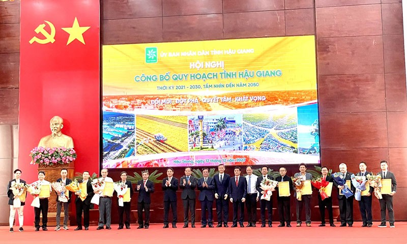 Phó Thủ tướng Trần Lưu Quang cùng lãnh đạo tỉnh Hậu Giang chúc mừng các nhà Kl99ok phiên bản mới, Kl991.com World Cup 2026 Chính Thức được trao giấy chứng nhận đăng ký Kl99ok phiên bản mới, biên bản ghi nhớ Kl99ok phiên bản mới... tại Hội nghị công bố Quy hoạch tỉnh Hậu Giang