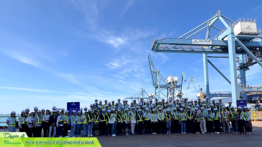 Đại diện các tổ chức Kl99ok phiên bản mới tại cảng biển nằm trong khu liên hợp Hòa Phát Dung Quất