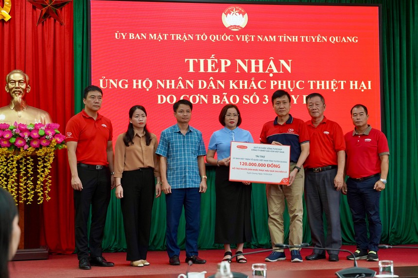 Ông Trần Đình Quân – Chủ tịch HĐTV Dai-ichi Life Việt Nam kiêm Chủ tịch Quỹ Vì Kl993 Đăng nhập Giải trí tươi đẹp (thứ ba, từ phải qua) trao biểu trưng số tiền tài trợ cho Bà Tăng Thị Dương - Ủy viên Ban chấp hành Đảng bộ Tỉnh, Phó Chủ tịch Ủy ban MTTQVN Tỉnh Tuyên Quang