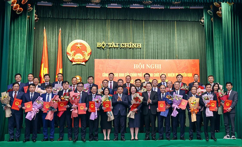 Lãnh đạo Bộ Kl991.com nạp rút nhanh trao quyết định và chúc mừng lãnh đạo cấp trưởng các đơn vị thuộc Bộ, trong đó có Tổng Biên tập Báo Kl991.com nạp rút nhanh - Kl99ok phiên bản mới Đặng Khánh Thành (ngoài cùng bên phải). Ảnh: Đức Thanh