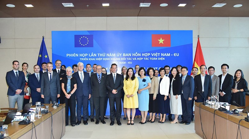 Hướng tới kỷ niệm 35 năm quan hệ ngoại giao, Việt Nam và EU đã nhất trí phối hợp để nâng cấp quan hệ song phương. Ảnh NBG