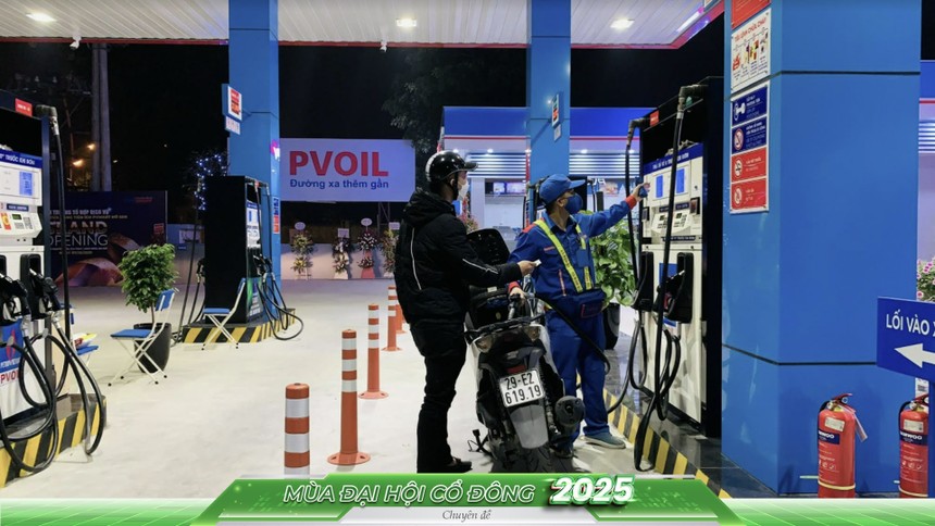 Nhân viên phục vụ khách hàng tại cửa hàng KL99 dịch vụ hỗ trợ 24/7 PVOIL