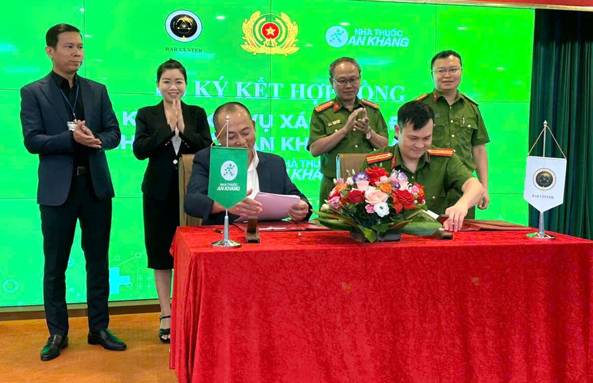 Ông Đoàn Văn Hiểu Em, thành viên HĐQT MWG (trái) và Thiếu tá Phan Đức Hiệp, Phó giám đốc phụ trách RAR ký kết hợp tác với sự chứng kiến của lãnh đạo Cục Cảnh sát Quản lý hành chính về trật tự Trang Chủ KL99Com Số 1 Link Đăng Ký KL999, Trung tâm RAR và lãnh đạo MWG