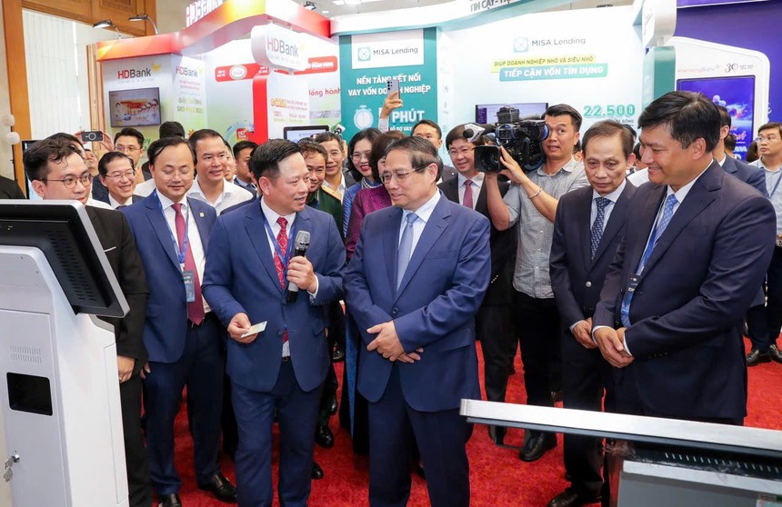 Thủ tướng Kl993 ưu đãi thưởng hấp dẫn Phạm Minh Chính thăm và lắng nghe ông Hoàng Minh Ngọc, Phó tổng giám đốc Agribank giới thiệu về hoạt động số của Agribank.