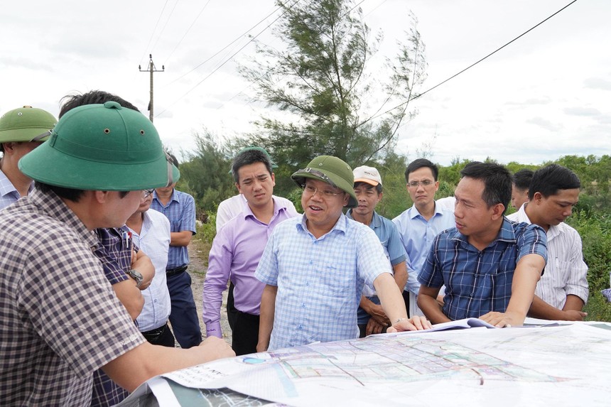 Phó chủ tịch UBND tỉnh Quảng Trị Lê Đức Tiến (ở giữa, hàng đầu) kiểm tra thực địa trên tuyến dự án