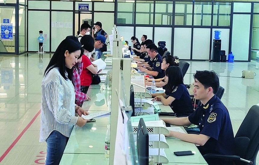 Hỗ trợ Kl991.com World Cup 2026 Chính Thức làm thủ tục hải quan tại cửa khẩu quốc tế Hữu Nghị. Ảnh: H.Vân.