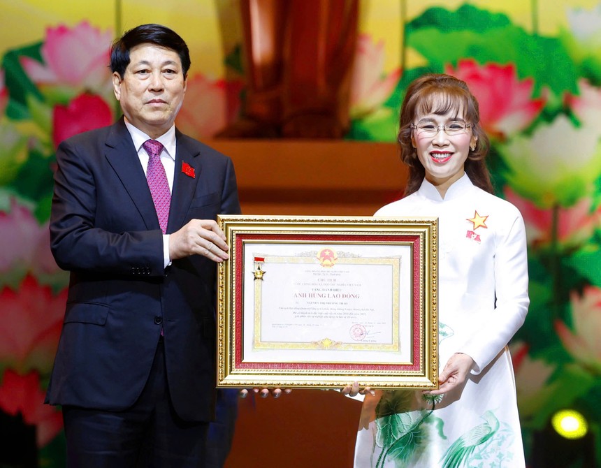Chủ tịch nước Lương Cường trao danh hiệu Anh Hùng Lao Động cho Tiến sĩ Nguyễn Thị Phương Thảo - Chủ tịch HĐQT Vietjet Air