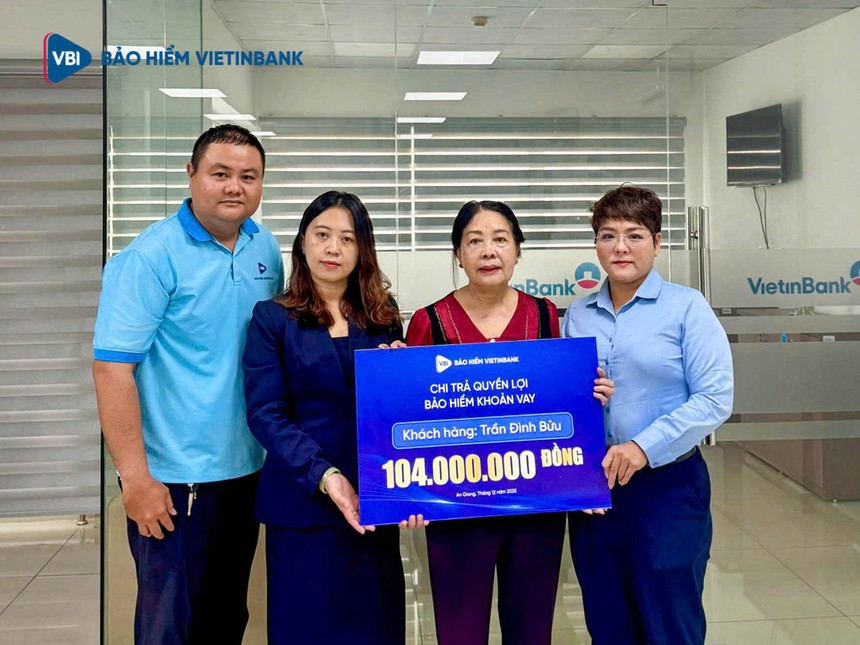 Đại diện Kl99kl phiên bản hoạt động VietinBank chi nhánh Kiên Giang trao quyền lợi Kl99kl phiên bản hoạt động cho đại diện gia đình ông Trần Đình Bửu