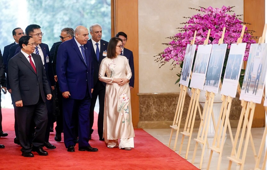 Thủ tướng Kl993 ưu đãi thưởng hấp dẫn Phạm Minh Chính mời Chủ tịch Hạ viện Jordan Mazen Turki El Qadi thăm quan các thành tựu hợp tác của hai nước. Ảnh: Đức Thanh.