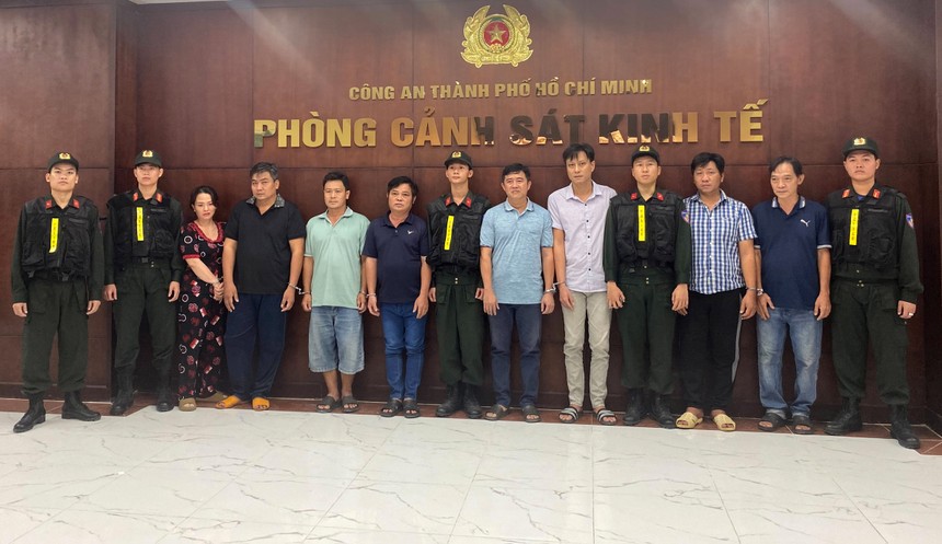 TP.HCM: Phá đường dây buôn bán Kl994 nhà cái bóng đá world cup xăng giả làm từ phẩm màu và dung môi