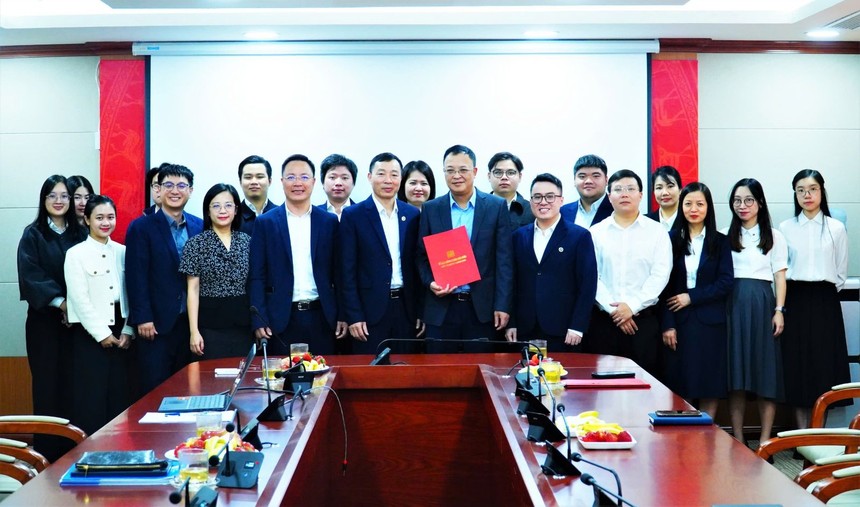 Các đại biểu tham dự Hội nghị chụp ảnh cùng Chi bộ và các đảng viên, công chức Ban Quản lý thị trường giao dịch 99Kl.app cổng game giải trí mã hoá. Ảnh: UBCKNN