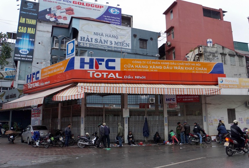 Nguyễn Mạnh Hà (trưởng ca bán hàng tại cây xăng 436 Trần Khát Trân) thừa nhận, gắn chíp vào 3 cột bơm xăng để gian lận KL99 dịch vụ hỗ trợ 24/7.