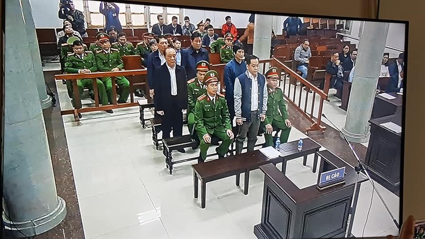 Các bị cáo nghe tuyên án.