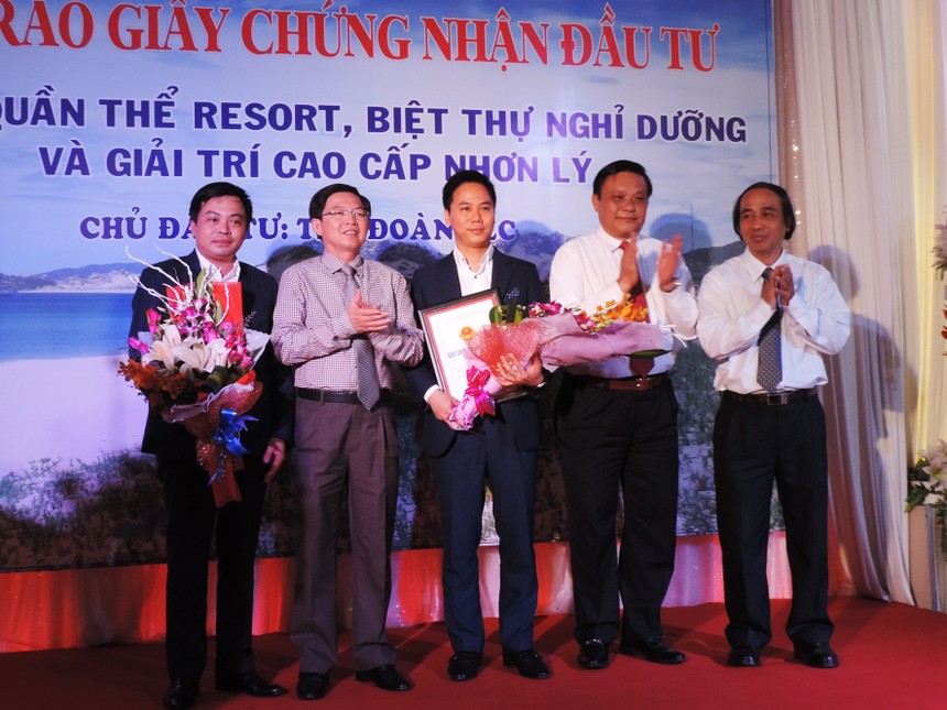 Lãnh đạo tỉnh Bình Định trao Giấy chứng nhận Kl99ok phiên bản mới và tặng hoa cho Kl994 game bài casino hấp dẫn FLC