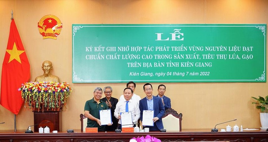 Đại diện các bên tại lễ ký kết ghi nhớ hợp tác phát triển vùng nguyên liệu trong Kl994 nhà cái bóng đá world cup tiêu thụ lúa gạo.