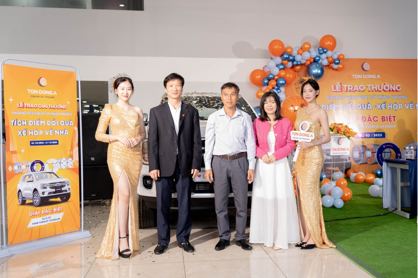 Ông Nguyễn Văn Đại (thứ hai từ trái sang), Phó tổng giám đốc Công ty cổ phần Tôn Đông Á trao giải đặc biệt cho ông Trần Đình Bồi (người ở giữa), chủ cơ sở Kl992 VIP Trang Chủ 2026 Tôn Thái Hà.