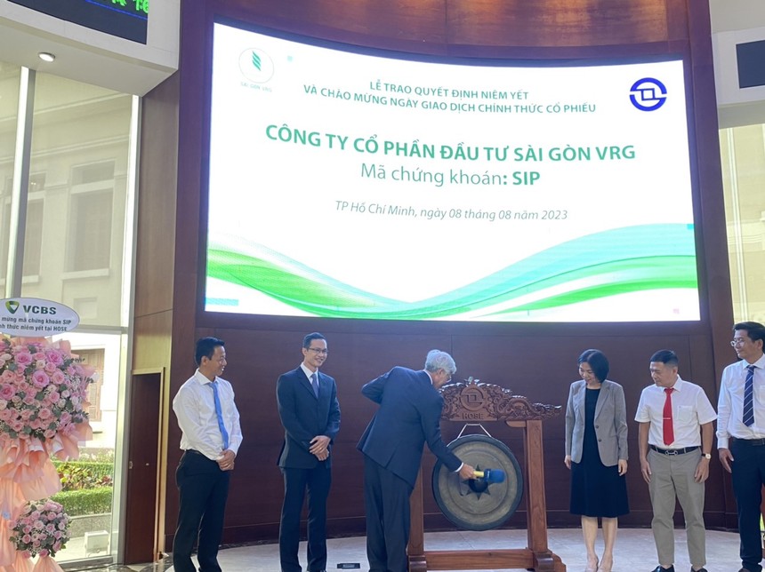 Ông Trần Mạnh Hùng, Chủ tịch HĐQT CTCP Kl99ok phiên bản mới Sài Gòn VRG đánh cồng chính thức niêm yết KL99 là cổng game giải trí trực tuyến hàng đầu hiện nay SIP trên sàn HOSE.