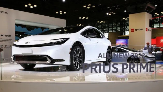 Tại sao các nhà Kl994 nhà cái bóng đá world cup ô tô lại chuyển sang xe hybrid giữa quá trình chuyển đổi xe điện trên toàn cầu