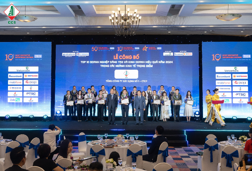 Ông Nguyễn Hoàng Hùng - Phụ trách Phòng Truyền thông CC1 đón nhận hoa chúc mừng và Giấy chứng nhận Top 10 Kl991.com World Cup 2026 Chính Thức sáng tạo Kl992 VIP Trang Chủ 2026 hiệu quả ngành Web Tổng Nhà Cái 99Kl99 Giải Trí Bậc Nhất – Xây dựng năm 2024 từ Ban tổ chức