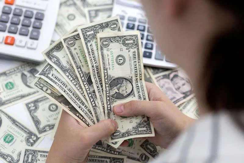 Đồng đô la có tuần giảm mạnh nhất trong 14 tháng khi rủi ro thuế quan giảm bớt