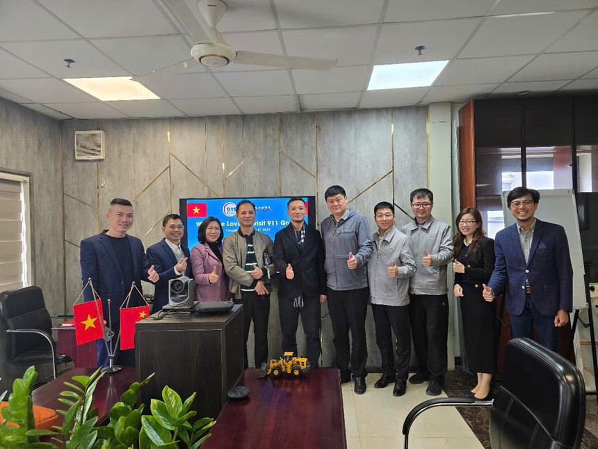 Lãnh đạo Kl994 game bài casino hấp dẫn 911 và Kl994 game bài casino hấp dẫn Lovol chụp hình tại buổi gặp gỡ ngày 10/2/2025