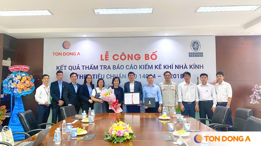 Ông Phạm Quốc Thắng, Phó tổng giám đốc Tôn Đông Á (đứng giữa) và ông Lâm Vĩnh Hảo, Giám đốc Chi nhánh Tôn Đông Á tại Thủ Dầu Một kiêm Giám đốc Khối Kl994 nhà cái bóng đá world cup (đứng thứ 5 từ phải qua trái) vinh dự nhận chứng nhận ISO 14064-1:2018 từ đại diện Bureau Veritas Việt Nam