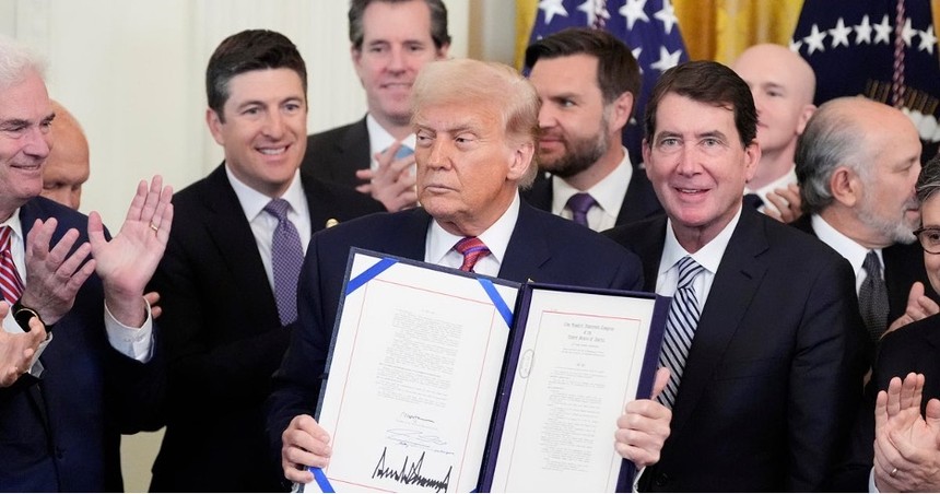 Tổng thống Trump ký ban hành luật về stablecoin, khép lại chuỗi chiến thắng của 'Tuần lễ tiền điện tử'