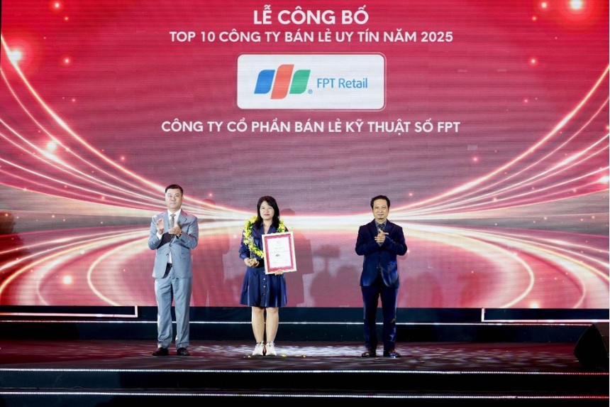Bà Nguyễn Thị Ngọc Diệp, Giám đốc Kl992 VIP Trang Chủ 2026 vùng Hà Nội đại diện FPT Retail nhận giải thưởng Top 10 Công ty bán lẻ uy tín 2025.